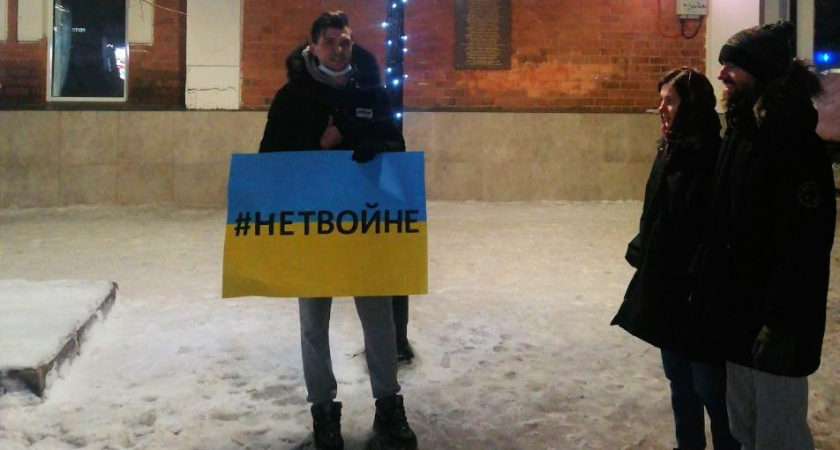 Оренбуржцы продолжают выходить на одиночные антивоенные пикеты