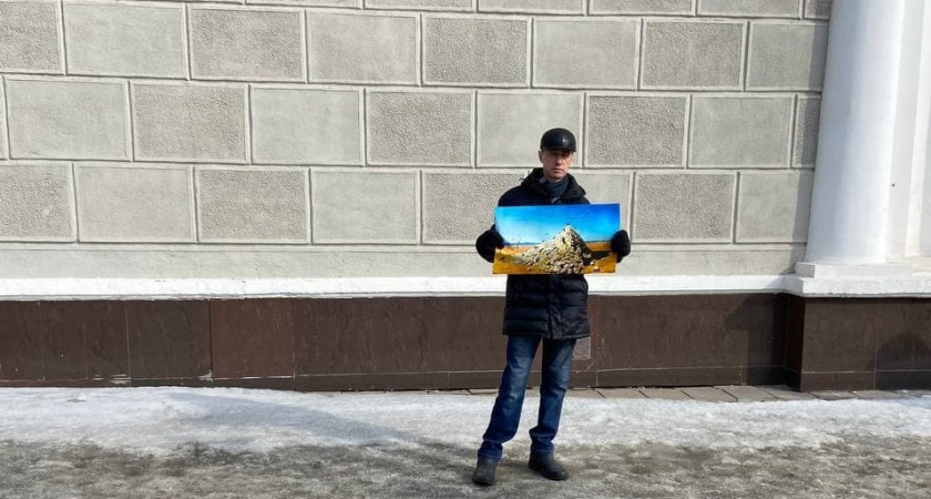 Оренбуржец вышел на пикет с картиной Верещагина