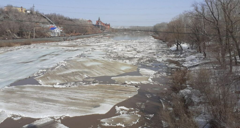 Уровень воды в Урале поднялся до четырех метров