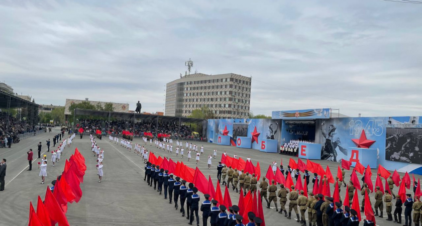 В Оренбурге проходит парад Победы