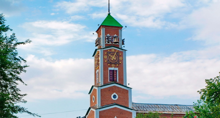 В Оренбурге на улице Советской сломались часы на башне
