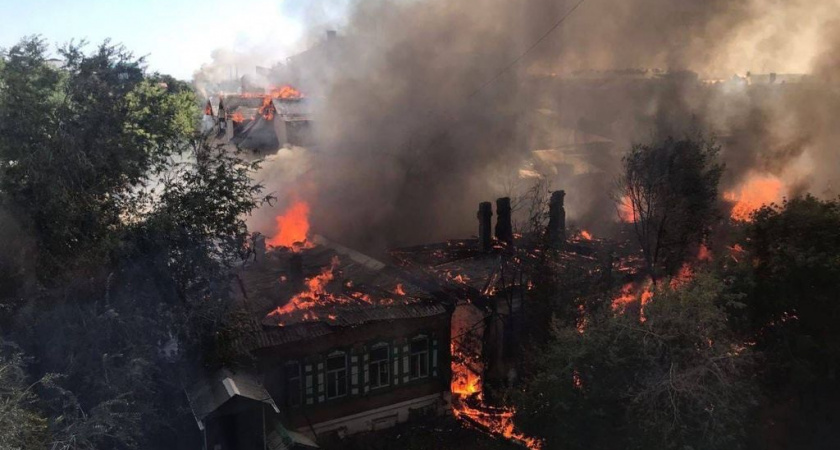 В Оренбурге на переулке Почтовом начали разбирать сгоревший квартал, видео