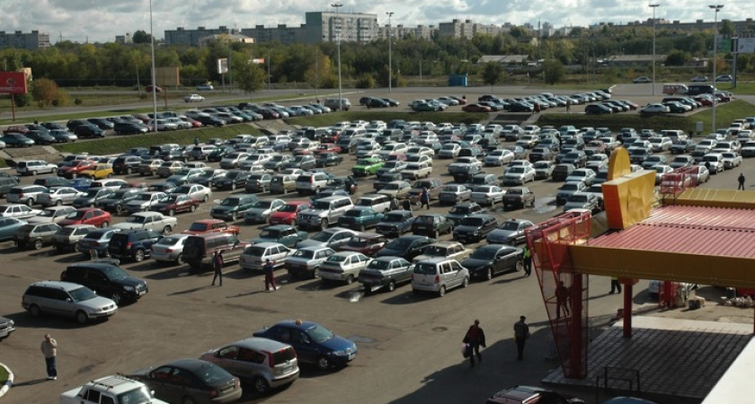 В Оренбурге на парковке ТЦ родители оставили детей в закрытой машине