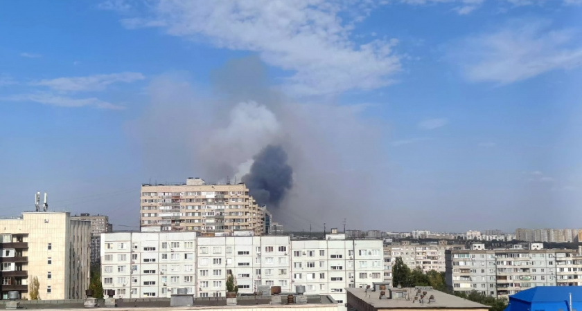 В Оренбурге в районе «Качкарского Мара» горит сухая трава, видео