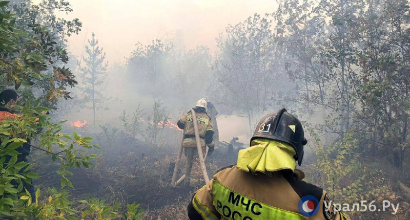 В Оренбурге пожарные продолжают тушить огонь в районе «Качкарского Мара»