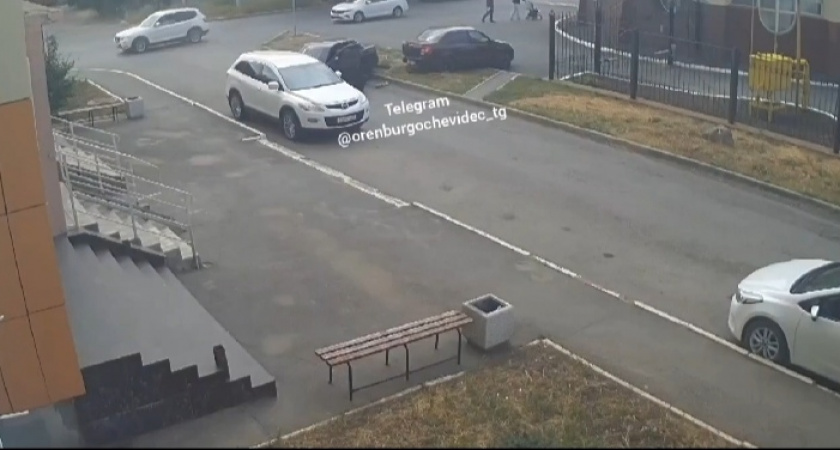 В Оренбурге ВАЗ протаранил два авто, уворачиваясь от столкновения с пешеходном, видео