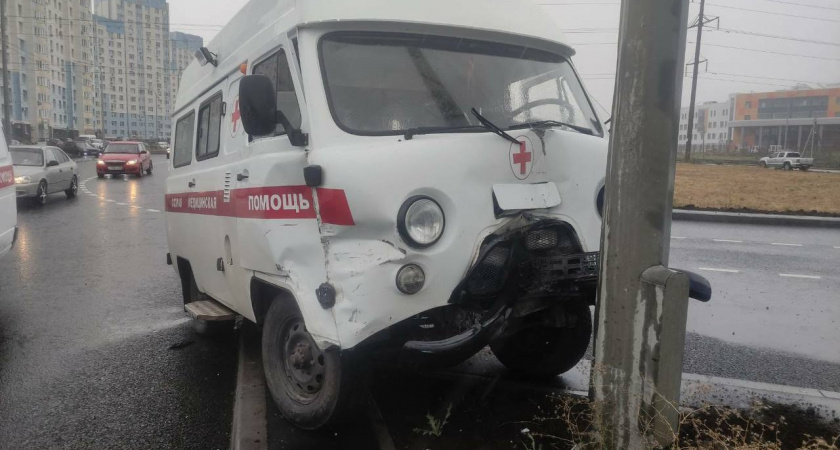 В Оренбурге карета скорой помощи врезалась в столб