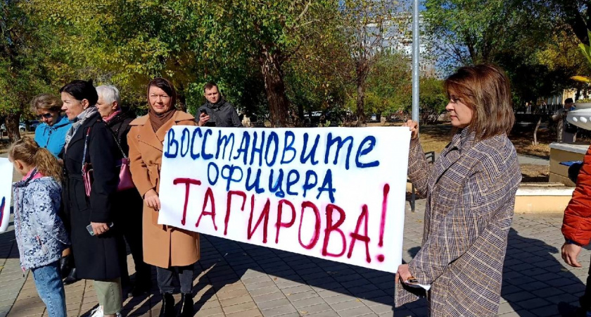 В Оренбурге прошел митинг в поддержку уволенного директора кадетской школы