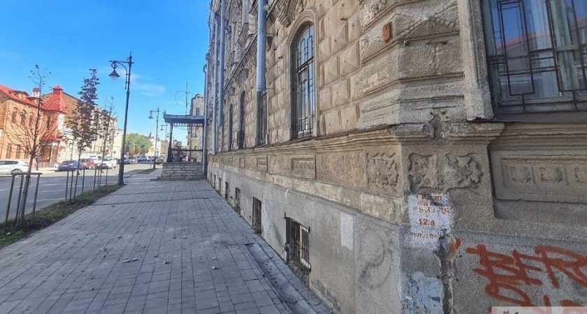 В Оренбурге осыпается отделка с памятника истории и культуры 