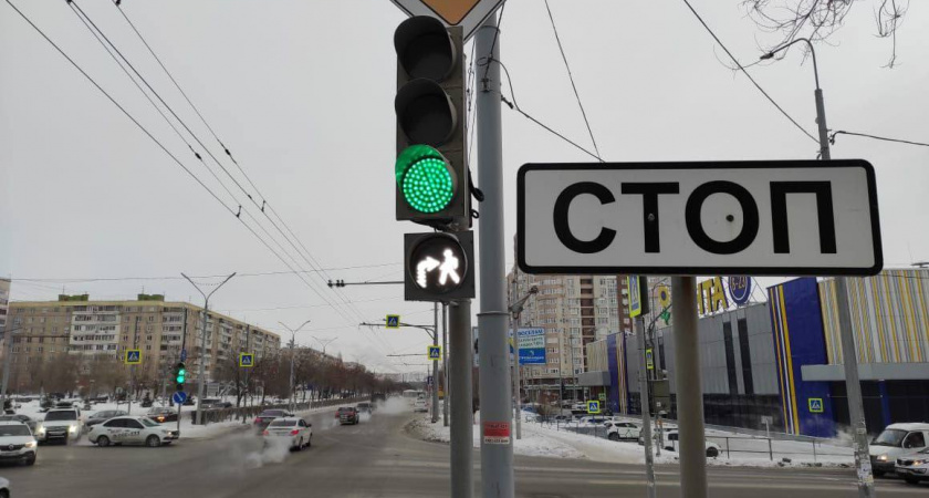 На некоторых оренбургских светофорах появились «белые человечки»