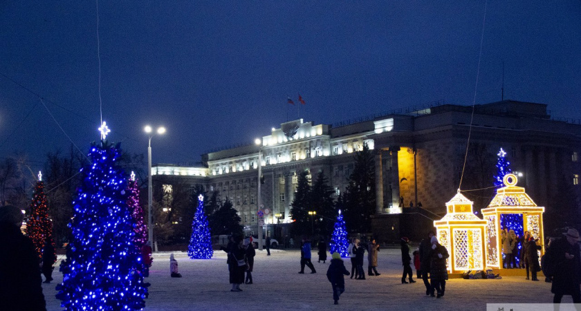 В Оренбурге на площади им. Ленина завершает работу новогодний городок