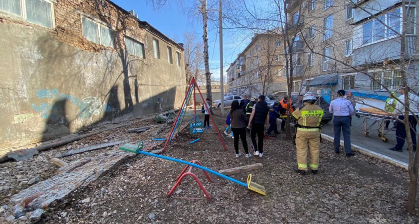 При обрушении фасада заброшенного здания в Оренбурге пострадала девушка-подросток