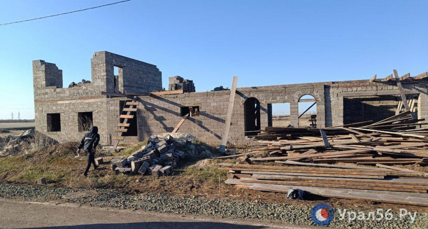 В Оренбургском районе из-за обрушения кладки стены дома погиб подросток 