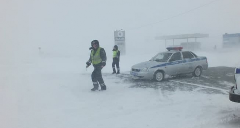 Из-за сильного ветра трассу Оренбург-Орск перекрыли