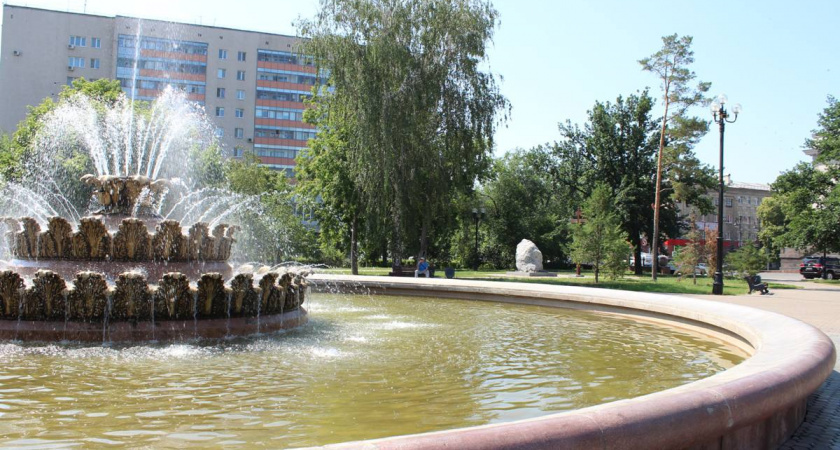 В Оренбурге «зацвели» фонтаны