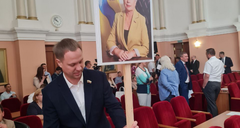 Сергей Николаев пришел на заседание Горсовета с плакатом с требованием об отставке его председателя