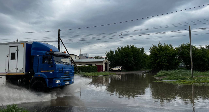 На выходных в Оренбурге вновь затопило улицу Амурскую