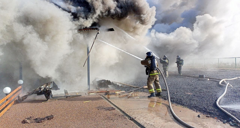 В Оренбурге пожарные локализовали огонь в термальном комплексе «Облепиха»