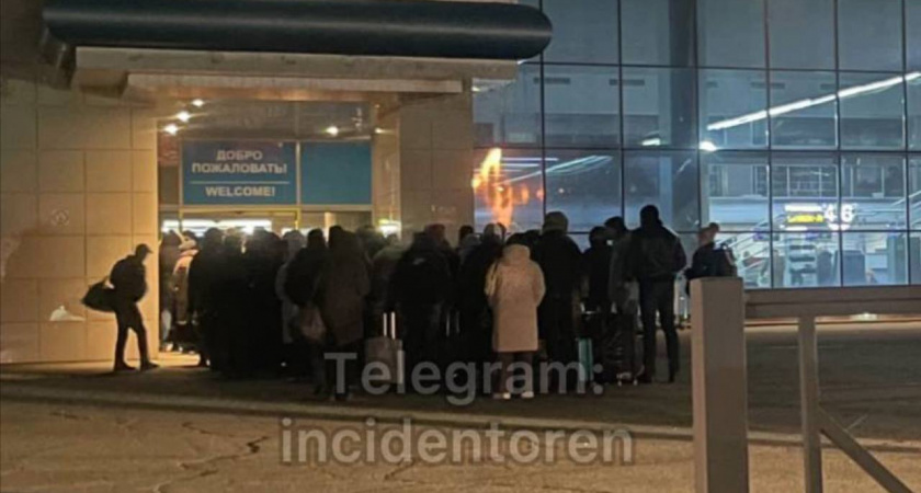  8 декабря пассажиры оренбургского аэропорта стояли на морозе в огромной очереди