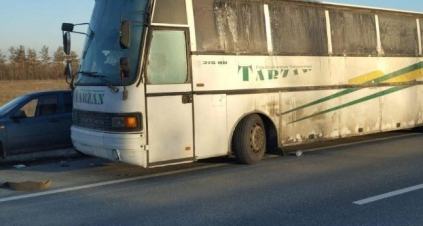 Автобус и минивэн с иностранцами застряли на трассе в Оренбурге