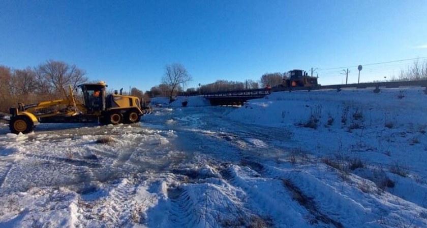 Дорогу в Оренбургской области закрыли из-за наводнения