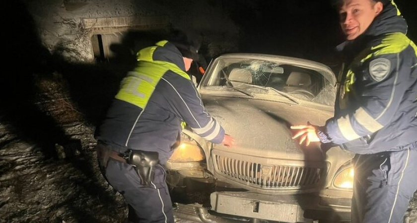 Оренбургские полицейские выручили водителя из-под снежного "плена"