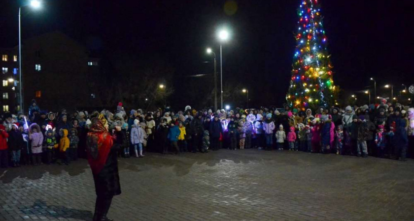 Открытие новогодней елки прошло в Южном микрорайоне Оренбурга 