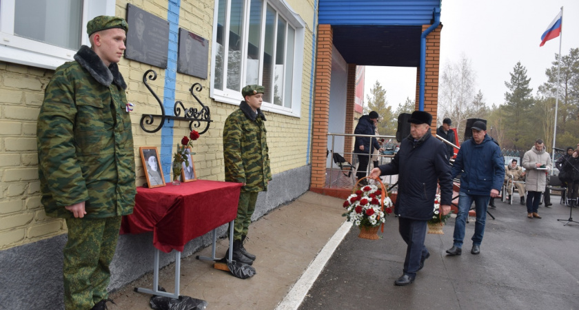 В Оренбургской области повесили памятные доски в честь погибших бойцов СВО