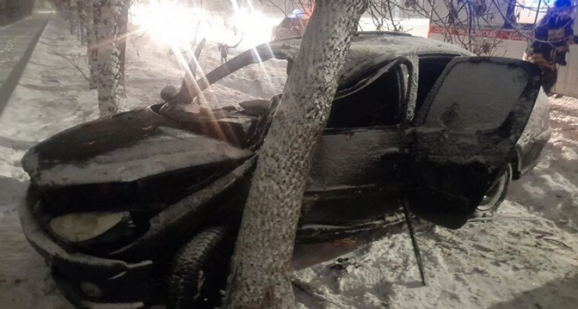 ДТП в центре Орска: спасатели извлекли пострадавшего водителя из автомобиля