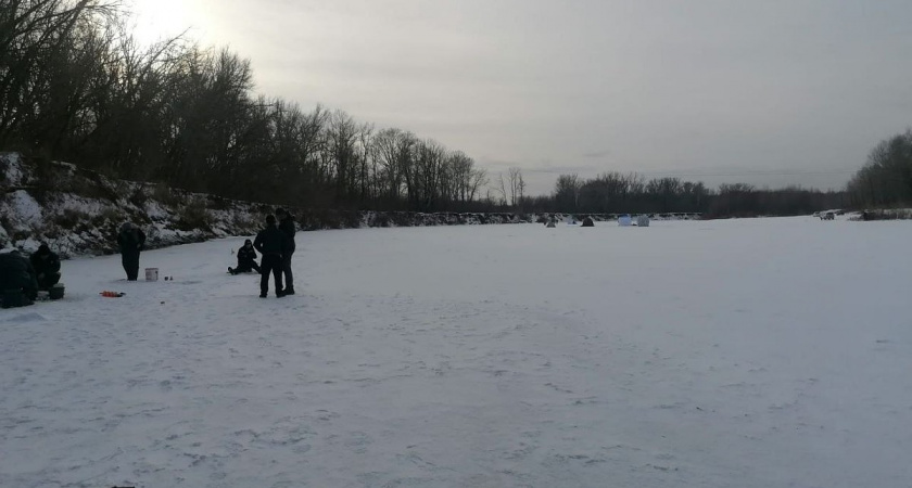 Спасатели проверили толщину льда на реке Сакмара в Оренбурге