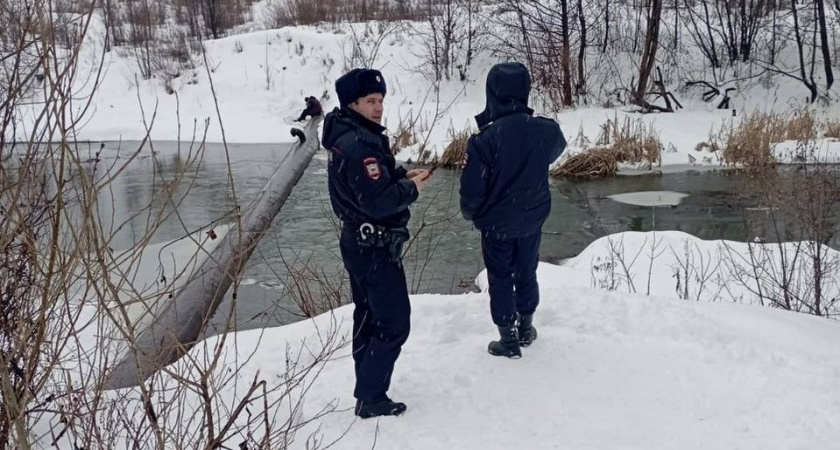 В Оренбуржье полиция пришла на помощь упавшему в реку мужчине