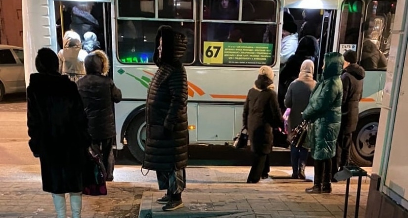 Оренбуржцы мерзнут на остановках: автобусы не соблюдают график