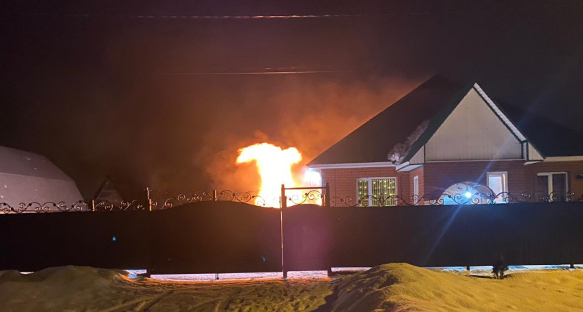 Оренбургская полиция эвакуировала женщину с детьми из горящего дома