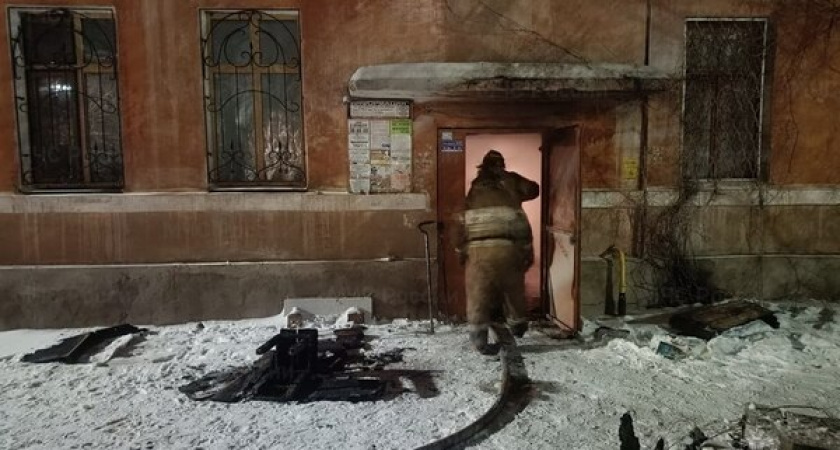 В Орске подвал дома на переулке Домбаровский охватило пламя, пожарные вытащили семь человек из огня