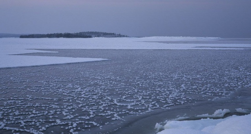 На озерах Соль-Илецка тонкая белая корочка покрывает водоемы из-за высокой концентрации соли