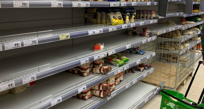 Снегопад затруднил поставки продуктов в магазины Оренбурга
