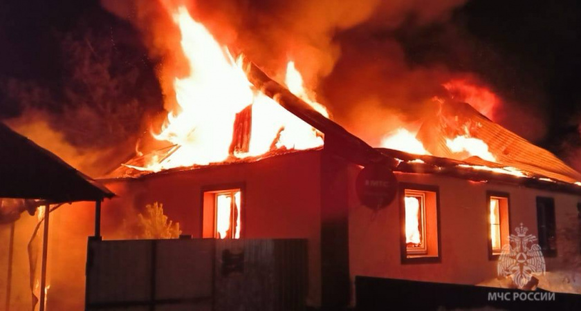 Короткое замыкание привело к пожару в Сакмарском районе: Дом в Дмитриевке уничтожен огнем