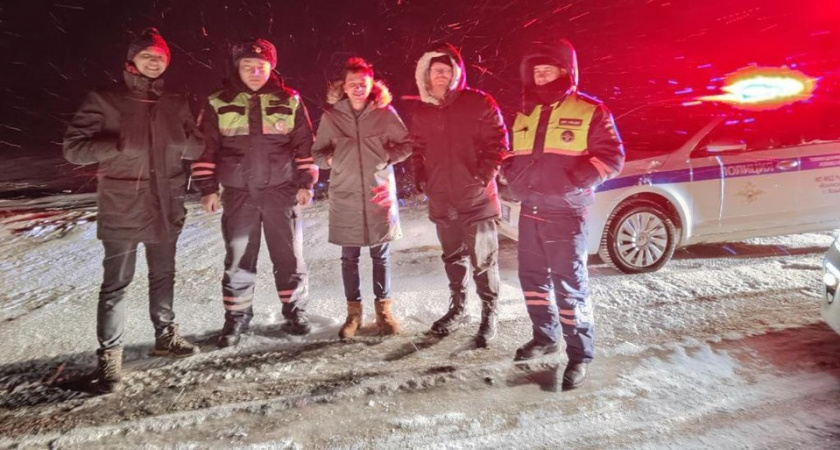 Под Оренбургом полицейские спасли водителя и пассажира Kia Rio