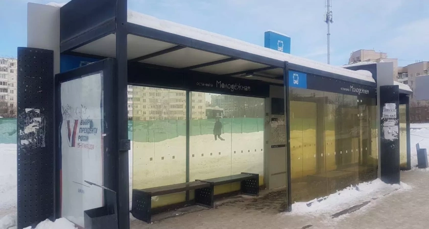Загадка желтого стекла: почему новые остановки в Оренбурге меняют цвет?