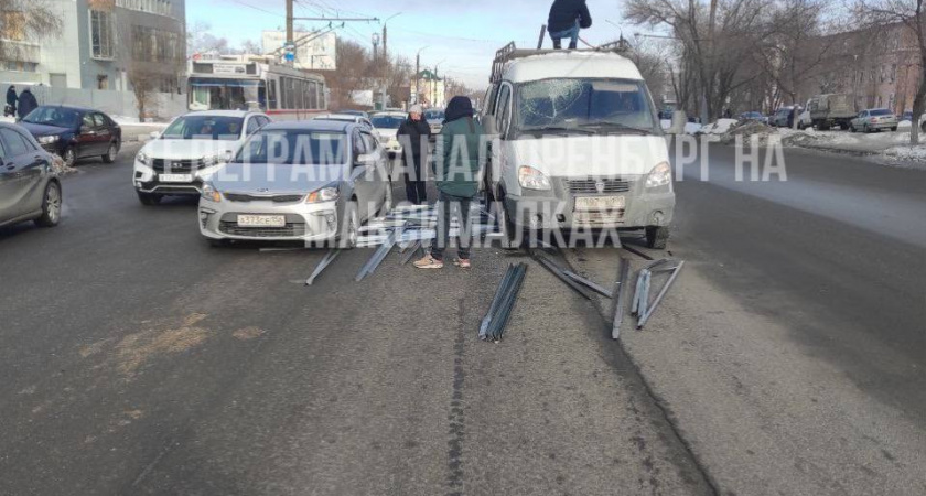 В Оренбурге ГАЗель разбросала стройматериал по улице Терешковой