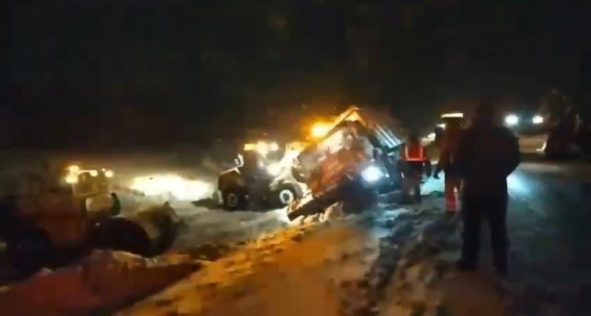 Снегоуборочная машина улетела в кювет на трассе Гай — Орск 