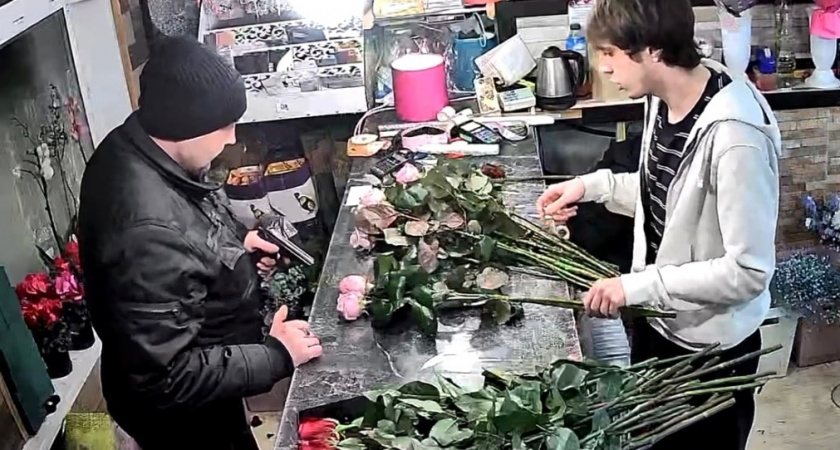Неадекватный посетитель цветочного киоска угрожал продавцу пистолетом в Бузулуке