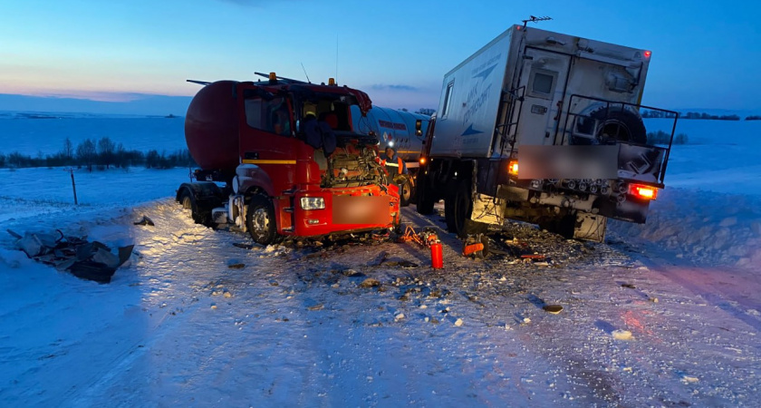 Два грузовика столкнулись на трассе Казань-Оренбург: один водитель пострадал