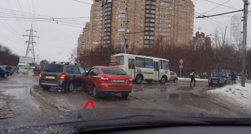 В Оренбурге на пересечении Березки и Театральной столкнулись три автомобиля