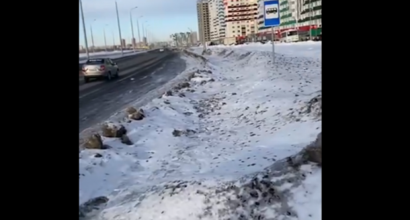 Оренбуржцы жалуются на снежные завалы возле остановок на улице Рокоссовского