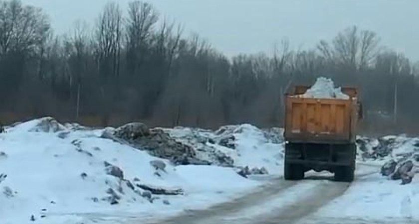 В Оренбурге снег с улиц свозят в пойму Урала