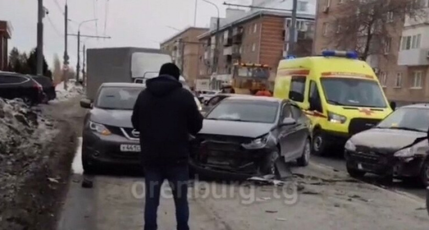 В Оренбурге на проспекте Победы из-за серьезной аварии парализовано движение