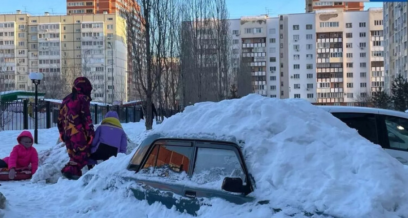 В Оренбурге детвора превратила заснеженное авто в аттракцион