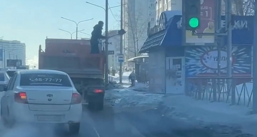 В Оренбурге скользкие остановки закидывают песком прямо из кузова грузовика