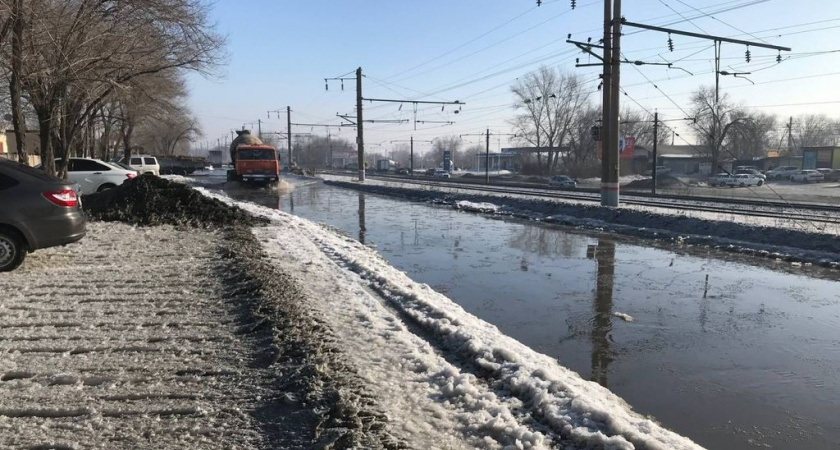 Утечка на Металлистов в Орске ликвидирована: спецтехника откачивает воду